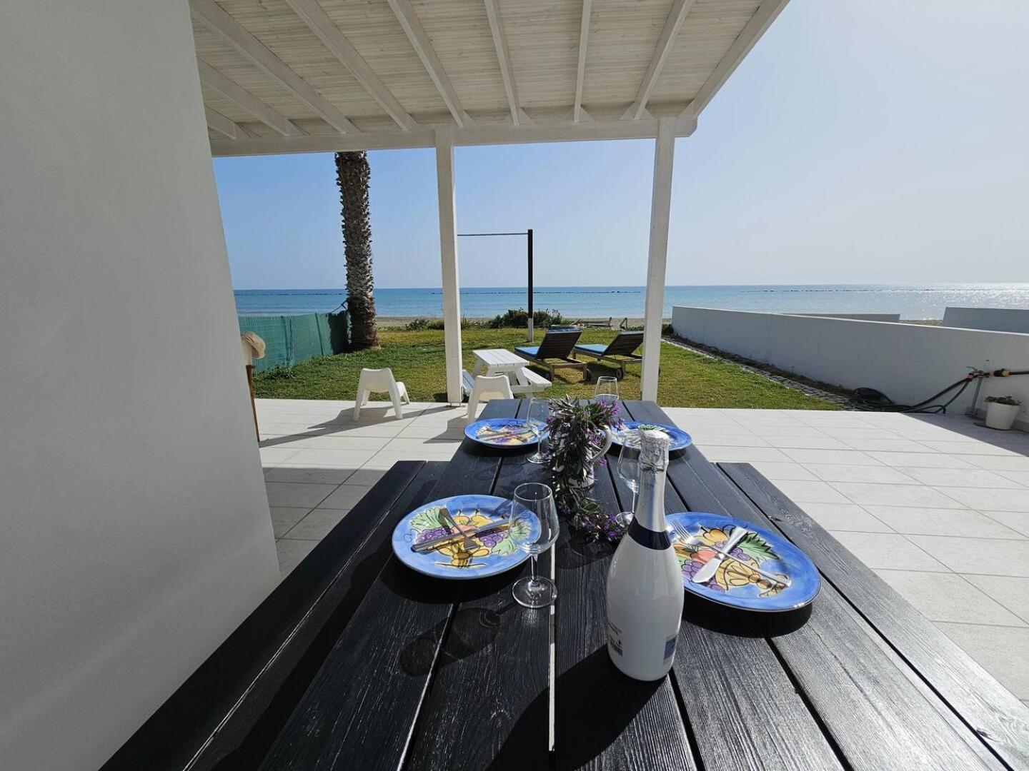 Ammos Beachfront Villa Paradise 拉纳卡 外观 照片